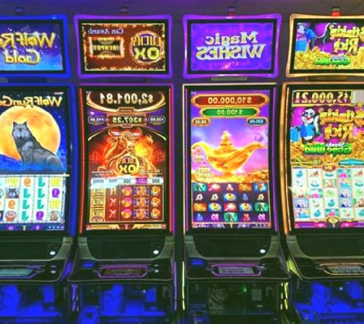 Clover Strike: Hold and Win slot game
